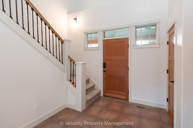 Building Photo - Beautiful NW Bend Home!