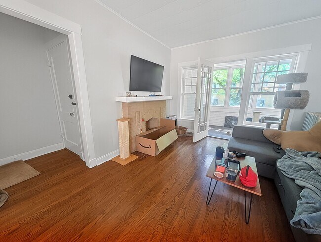 Building Photo - Large and Bright 1-bed/1-bath in Edgewater - Close to LUC!