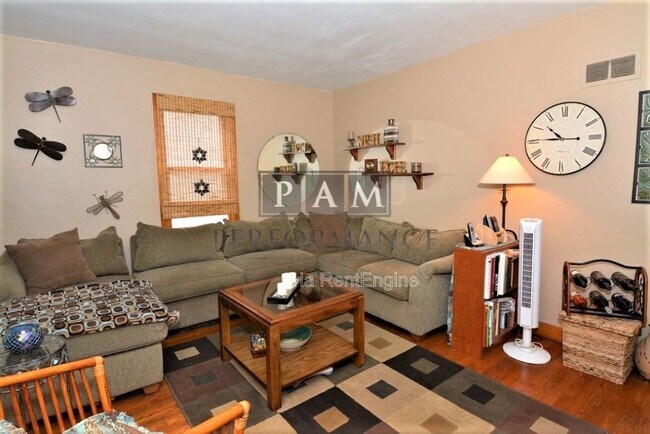 Foto del edificio - 6745 Hillside Ln
