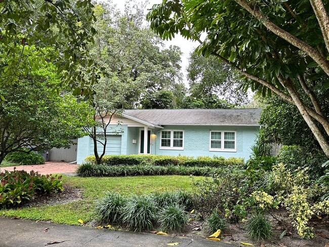 Building Photo - Stunning 3/2 Bungalow near the historic di...