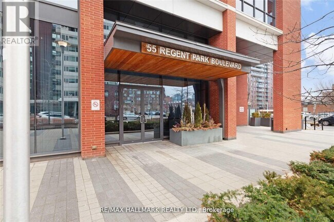 Photo du bâtiment - 55 Regent Park Blvd