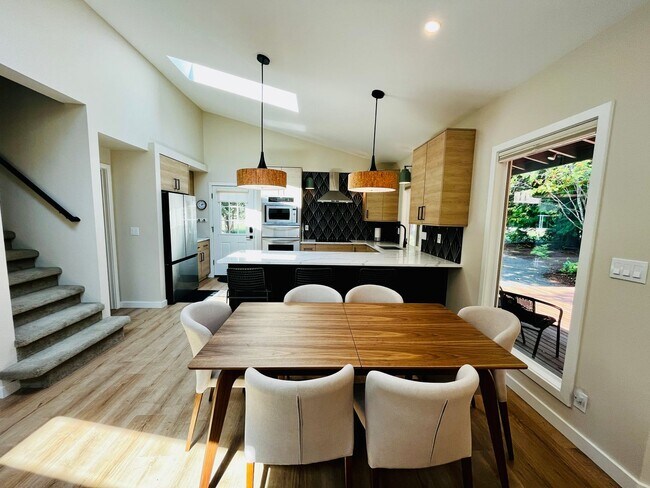 Foto del edificio - Stylishly Remodeled, 4 Bedroom, Furnished ...