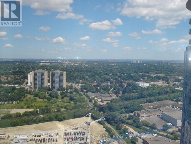 Photo du bâtiment - 125 Village Green Square