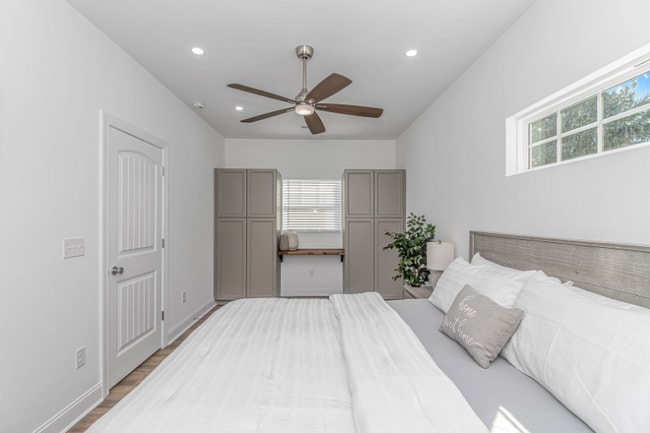 Building Photo - 403 11th Ave S