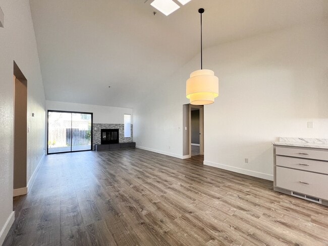 Foto del edificio - Beautifully Remodeled 2-Bedroom, 2-Bathroom Townhome with Single-Car Garage