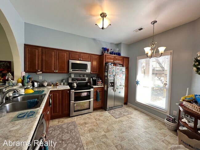 Building Photo - 2 br, 2 bath House - 515 E. Lake Circle