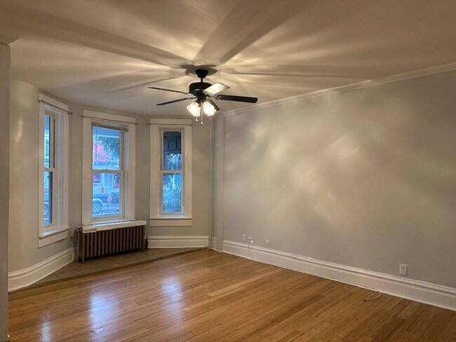 Foto del edificio - Welcome to this 5 Bedroom 2 Full Bath Home...