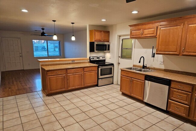 Building Photo - 15001 N 28th Dr
