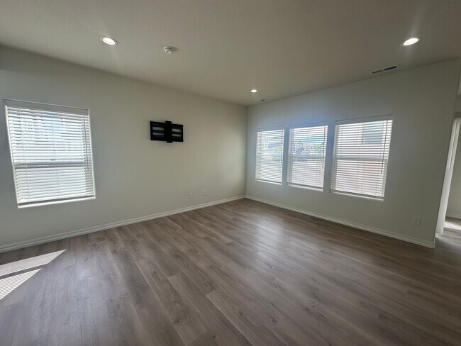 Foto del edificio - Modern 3-Bed, 3-Bath Home in District 20!!