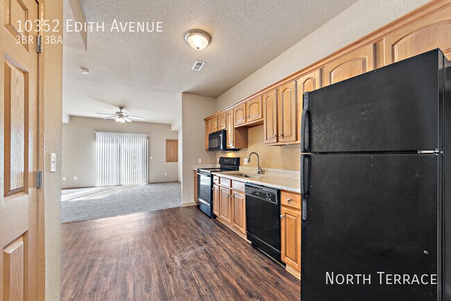 Building Photo - Updated 3BR Townhome in Piper School Distr...