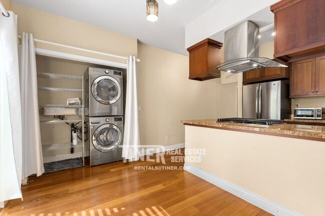 Building Photo - 341 32nd St