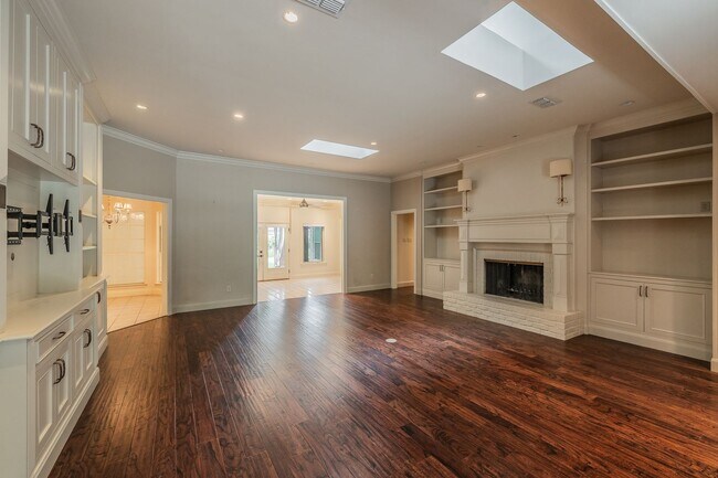 Building Photo - Stunning 4-bedroom, 3-bathroom