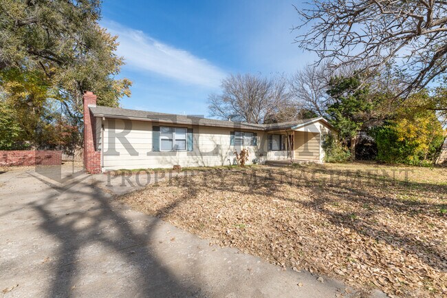 Building Photo - 220 E 44th St S