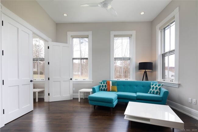 Foto del edificio - 33 Sharon Rd