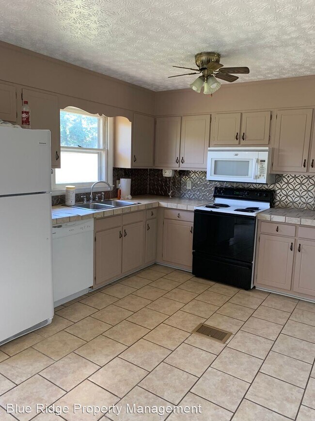 Foto del edificio - 3 br, 2 bath House - 145 PineCrest Road