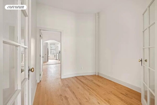 Building Photo - 511 Graham Ave