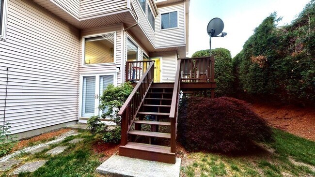 Building Photo - 445 Captain Eames Cir