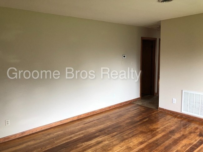 Foto del edificio - Sandston Brick Rancher with garage