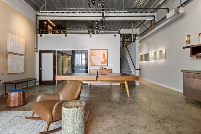 Building Photo - Spacious 2br loft with in-unit laundry and...