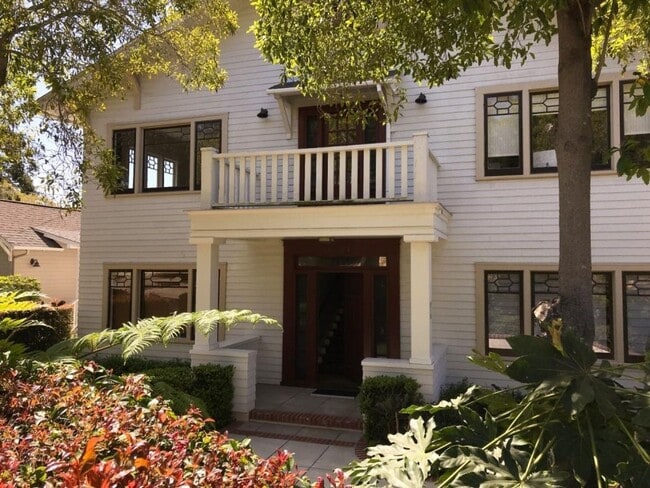 Building Photo - Enchanting 1-Bedroom, 1-Bath Oasis with Stunning Views