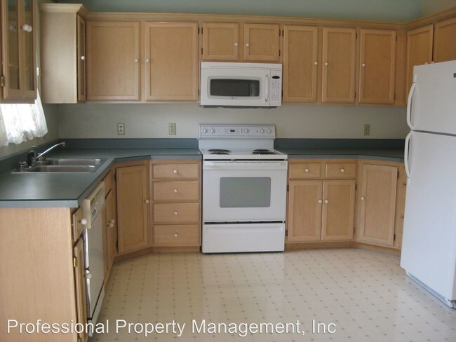 Building Photo - 2700 Southhills Dr