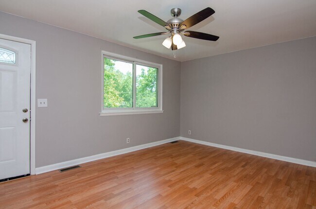Foto del edificio - 7109 Hall Ln