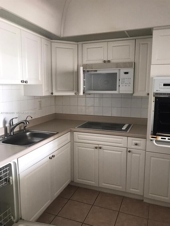 Foto del edificio - 19380 Collins Ave