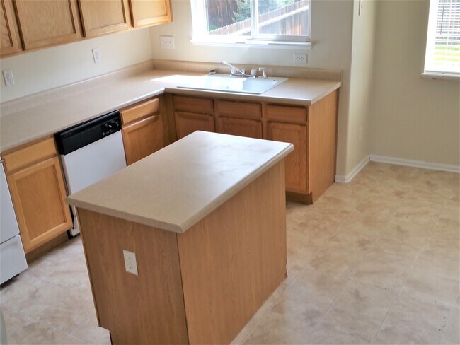 Building Photo - Make this lovely house your new home on Ta...