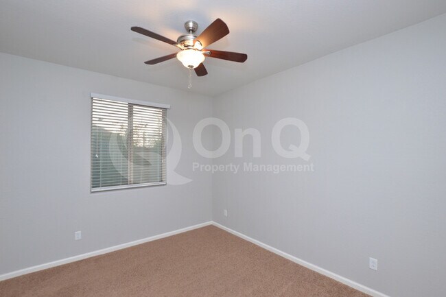 Foto del edificio - Layton Lakes! 2 story!