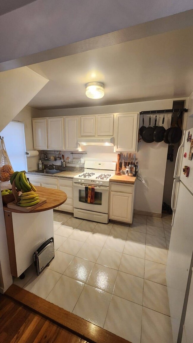 Building Photo - 1870 E 12th St