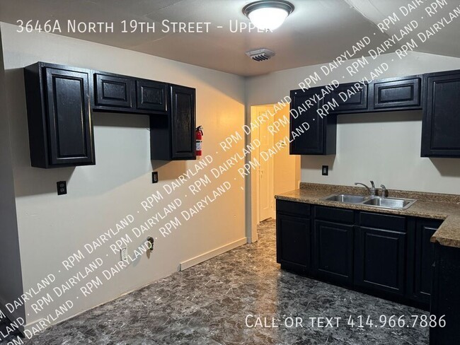 Building Photo - Freshly Updated Upper Duplex - 2 Bedrooms