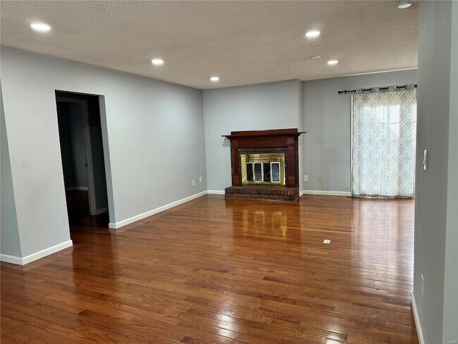 Foto del edificio - 14331 Rainy Lake Drive