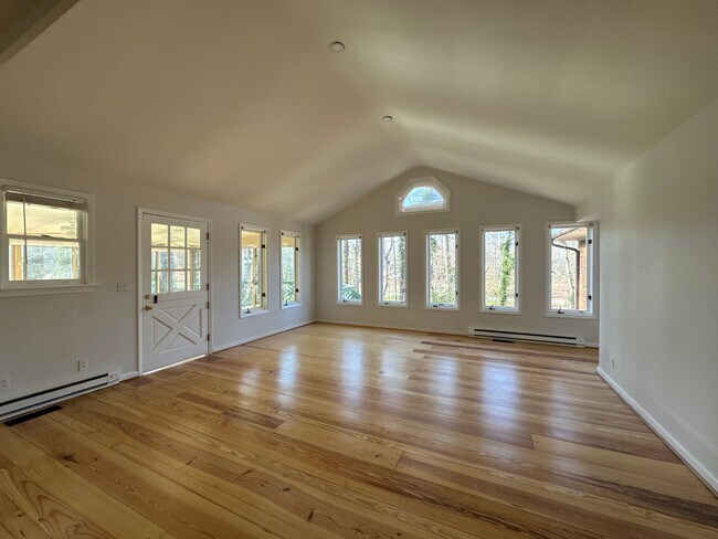 Building Photo - 5 Bedroom 3 Bath with Full Basement on 1 a...