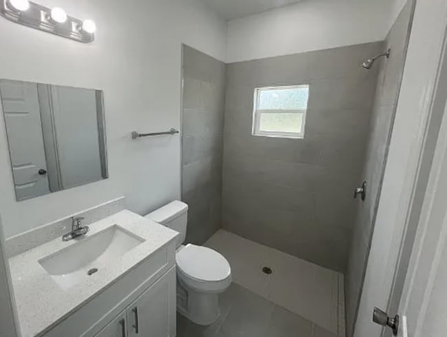 Foto del edificio - 1104 Capri St E