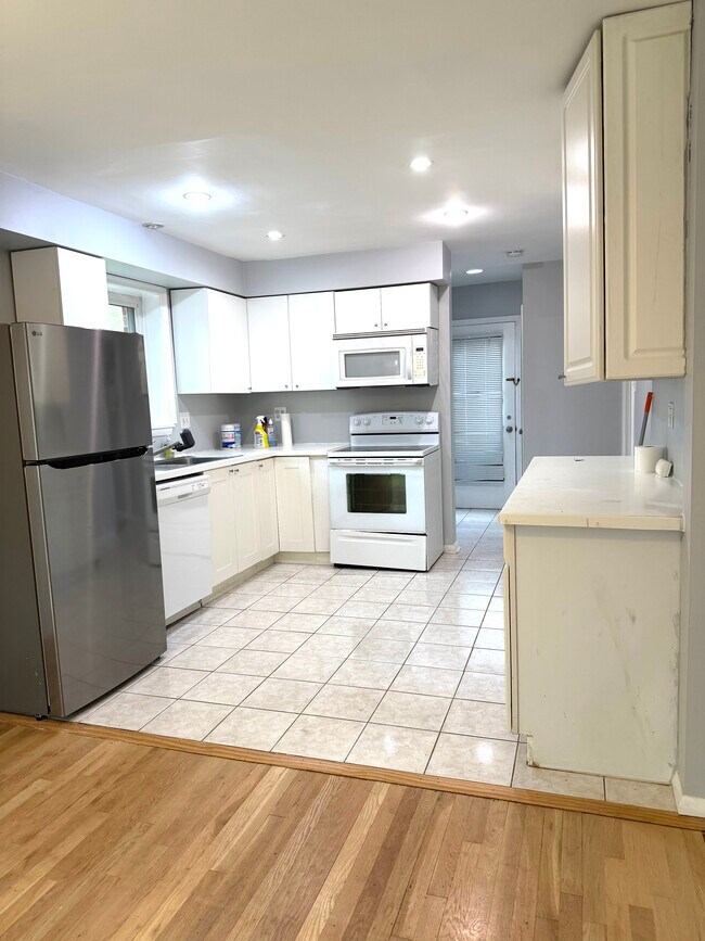Foto del edificio - 5809 Greenlawn Dr