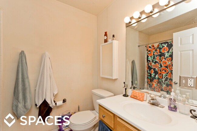 Building Photo - 852 W Buckingham Pl