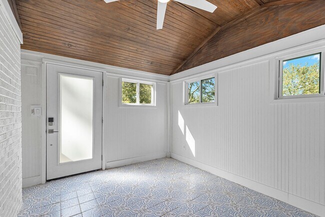 Foto del edificio - Beautifully Updated 3/2 w/ Large Fenced Backyard, Minutes From ATL Airport and Woodward Academy