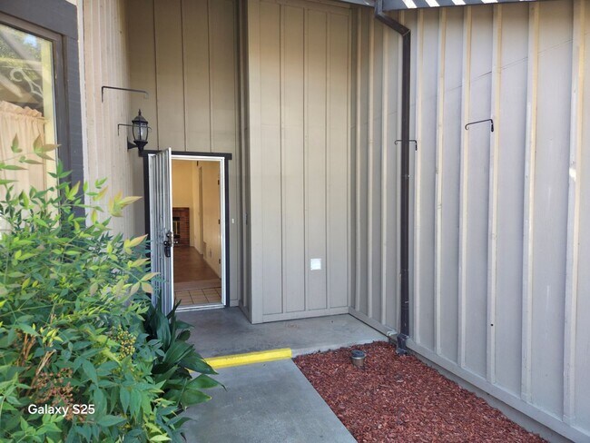 Foto del edificio - Three Bedroom Two Bathroom Home in Antelope