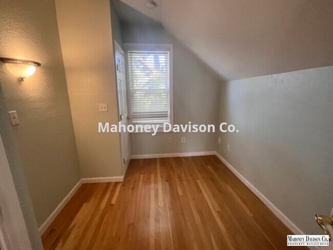 Building Photo - Charming 2 bdrm/1 bath duplex near downtow...