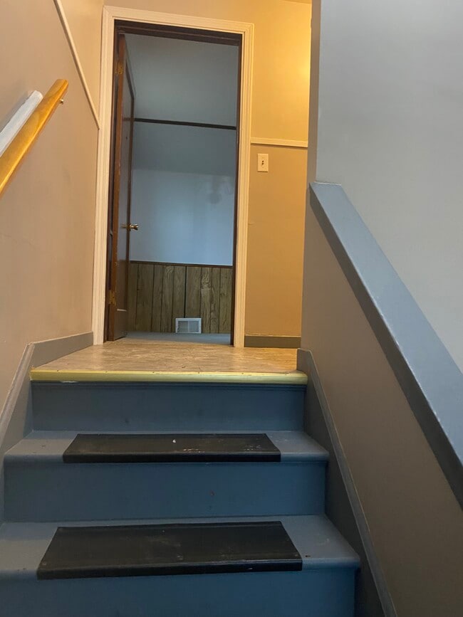 Escaleras al segundo piso - 190 Clover Pl