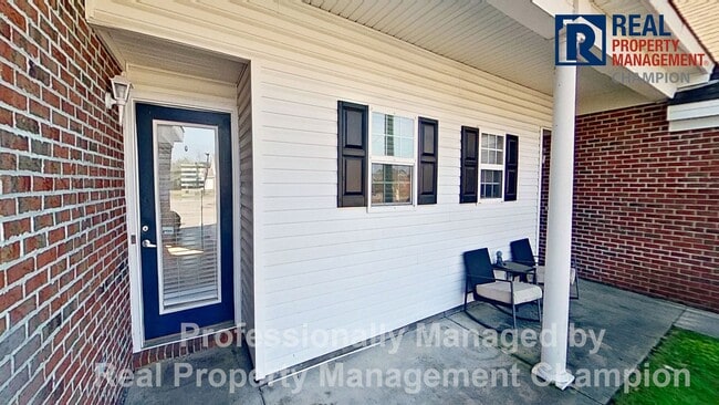 Immaculate 2 BD/2 BA Townhome with Open Floorplan and Split Bedrooms - Immaculate 2 BD/2 BA Townhome with Open Floorplan and Split Bedrooms