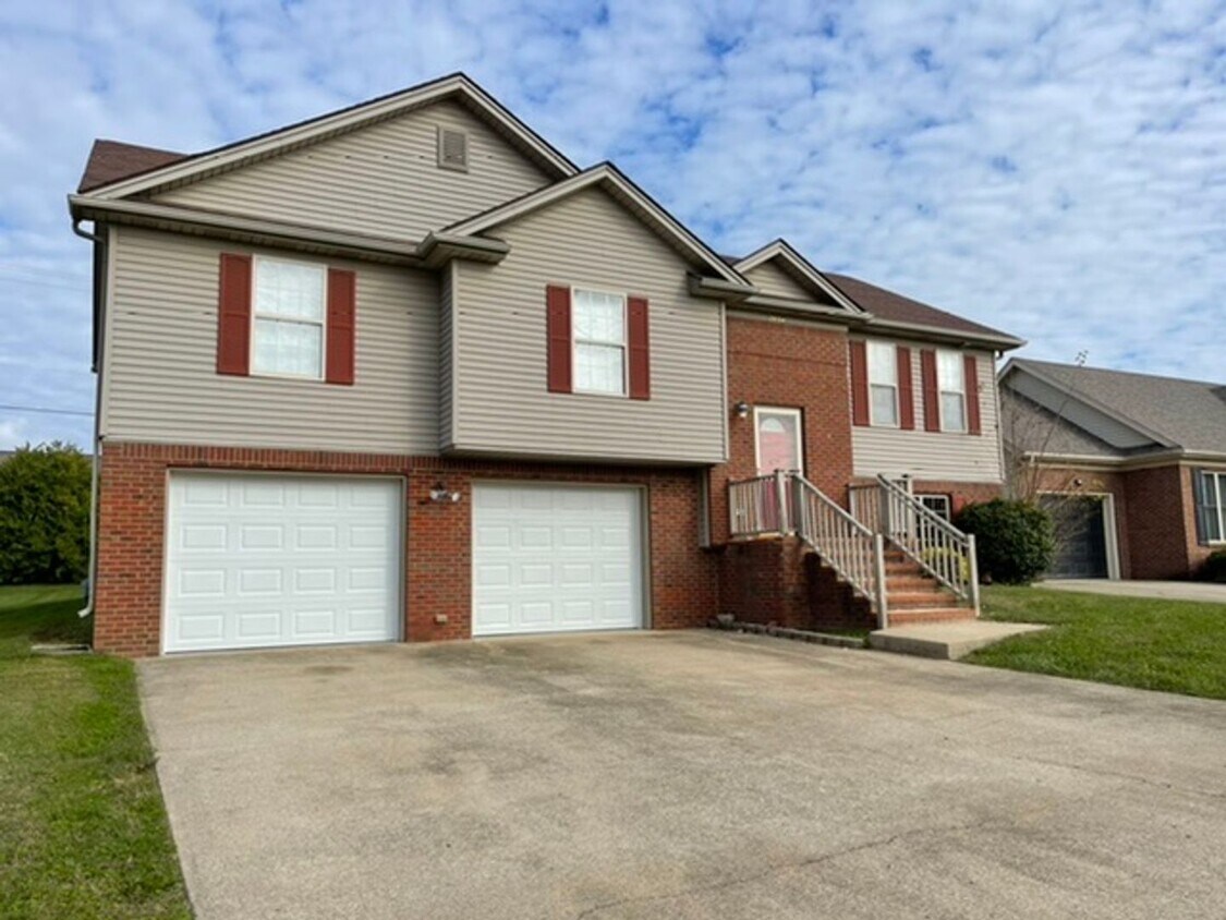 Foto principal - Large Home in Shelbyville For Rent