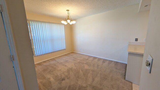 Dining Room - 950 S Kanner Hwy