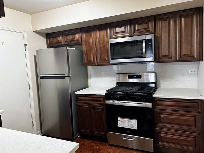 Foto del edificio - 412 Quaker Hill Ct