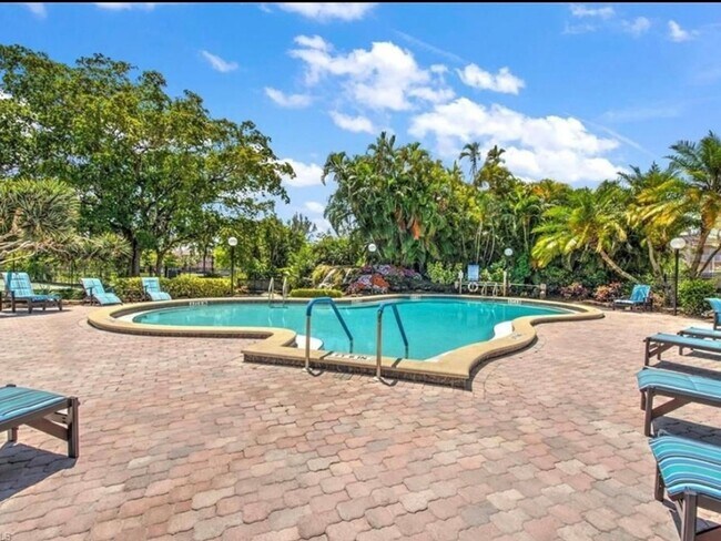 Building Photo - 2 Bedroom Condo in Naples