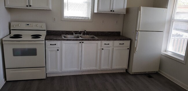 Building Photo - 631 E Monroe St