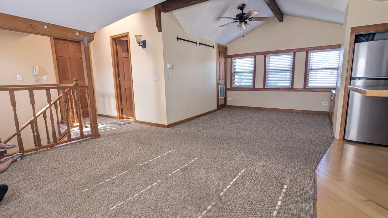 Large living area - 200 W Irvington Pl