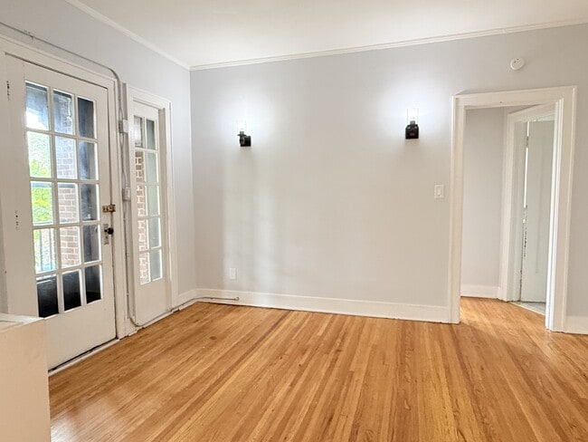 Building Photo - 36 Hanna St W