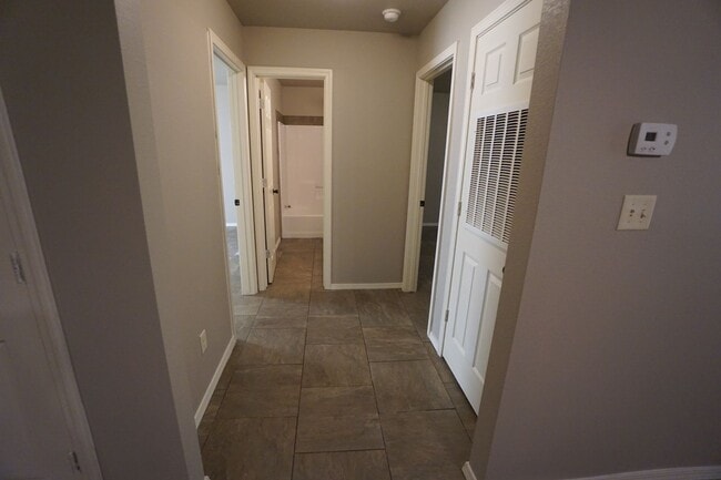 Building Photo - 2 bed, 1 bath Duplex