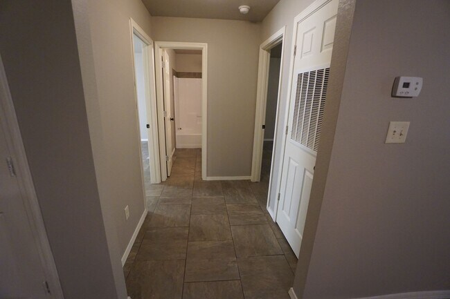 Foto del edificio - 2 bed, 1 bath Duplex
